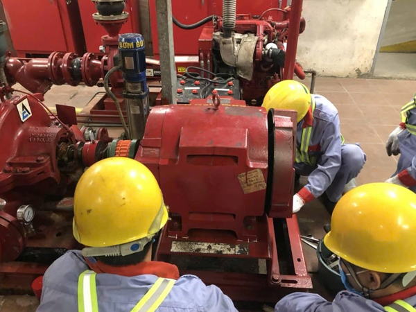 Thợ sửa máy bơm PCCC bị cháy động cơ