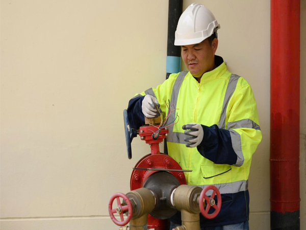 Thợ sửa máy bơm PCCC diesel không nổ máy