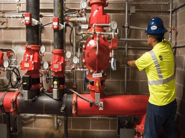 Thợ sửa máy bơm PCCC chạy liên tục không ngắt