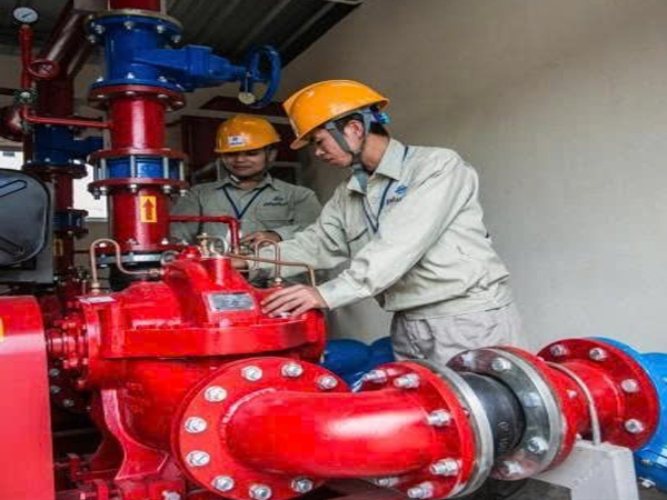 Thợ sửa máy bơm PCCC hỏng bạc đạn