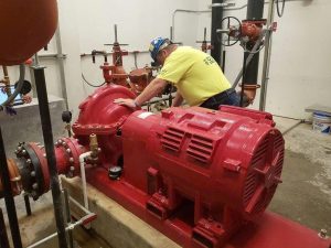 Thợ sửa máy bơm PCCC rung lắc mạnh