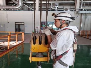 Thợ sửa cầu trục bánh xe bị mòn