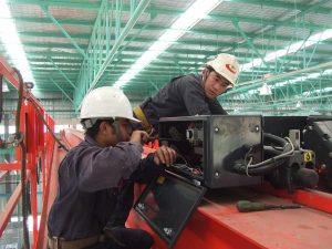 Thợ sửa cầu trục chạy lệch ray
