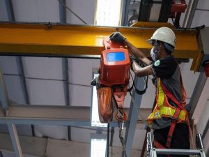 Thợ sửa cầu trục không hoạt động tại TPHCM