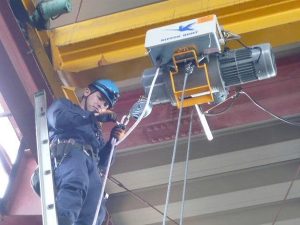 Thợ sửa cầu trục phát ra tiếng ồn lớn