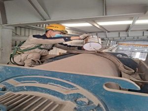 Thợ sửa cầu trục rung lắc mạnh