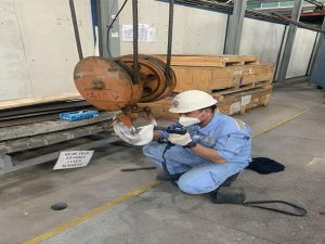 Thợ sửa công tắc hành trình cầu trục bị hỏng