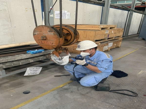Thợ sửa công tắc hành trình cầu trục bị hỏng