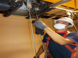 Thợ sửa động cơ cầu trục bị cháy tại TPHCM