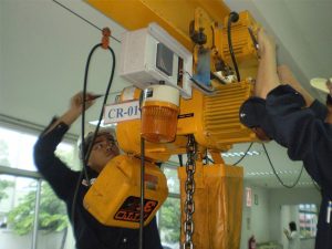 Thợ sửa hộp giảm tốc cầu trục kêu lớn