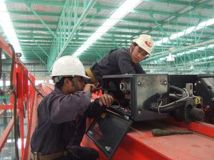Thợ sửa hộp giảm tốc cầu trục rò rỉ dầu