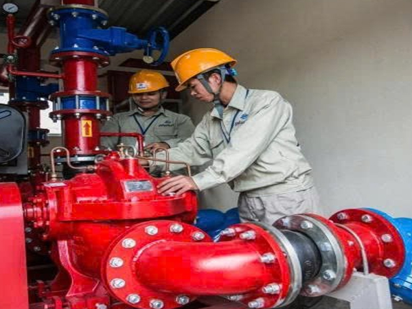 Thợ sửa máy bơm pccc hỏng van một chiều