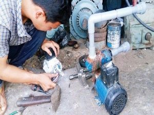 Thợ sửa bơm tăng áp bị xâm thực (Cavitation)