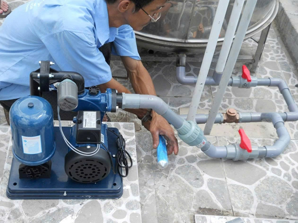 Thợ sửa bơm tăng áp chạy liên tục không ngắt