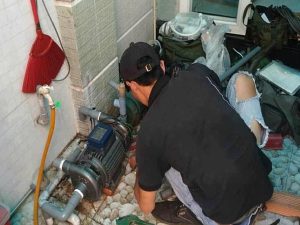 Thợ sửa bơm tăng áp lỗi cảm biến áp suất