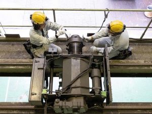 Thợ sửa phanh điện từ cầu trục không nhả