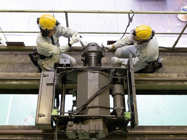 Thợ sửa phanh điện từ cầu trục không nhả