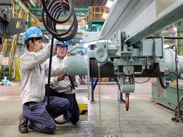 Thợ sửa cầu trục bị mất pha tại TPHCM